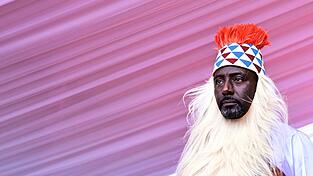 Der Journalist Edward Rukidi Kijanangoma ist der neue König von Tooro. Der Journalist Edward Rukidi Kijanangoma ist der neue König von Tooro.