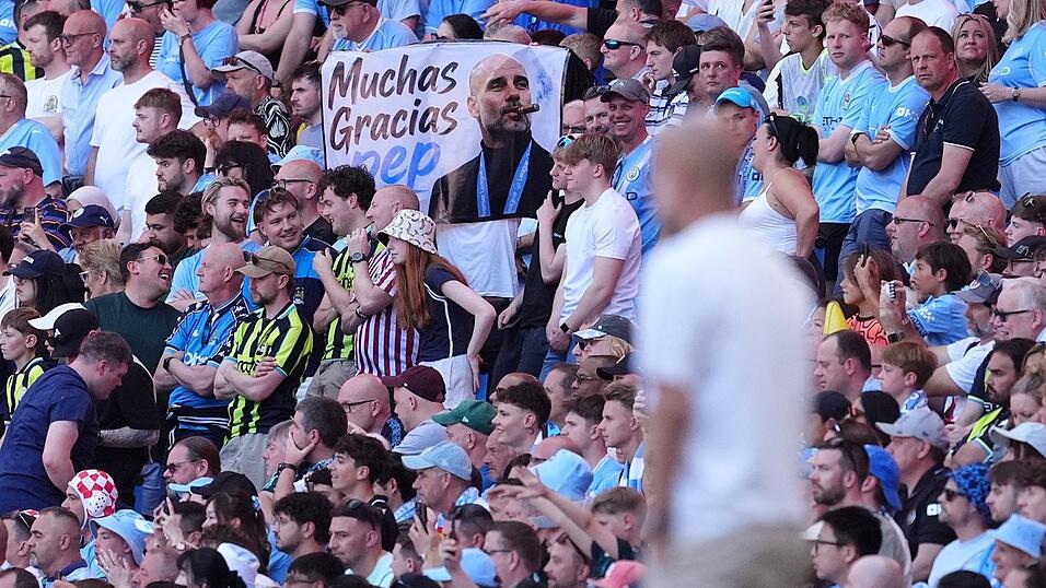 Die Fans würdigten ihren Erfolgscoach Pep Guardiola zum Abschied mit Transparenten. Die Fans würdigten ihren Erfolgscoach Pep Guardiola zum Abschied mit Transparenten.