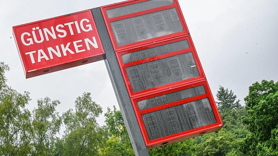 Der Tankrabatt kam zu großen Teilen bei den Verbrauchern an, sagt die Monopolkommission. (Archivbild) Der Tankrabatt kam zu großen Teilen bei den Verbrauchern an, sagt die Monopolkommission. (Archivbild)