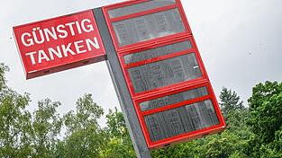Der Tankrabatt kam zu großen Teilen bei den Verbrauchern an, sagt die Monopolkommission. (Archivbild) Der Tankrabatt kam zu großen Teilen bei den Verbrauchern an, sagt die Monopolkommission. (Archivbild)