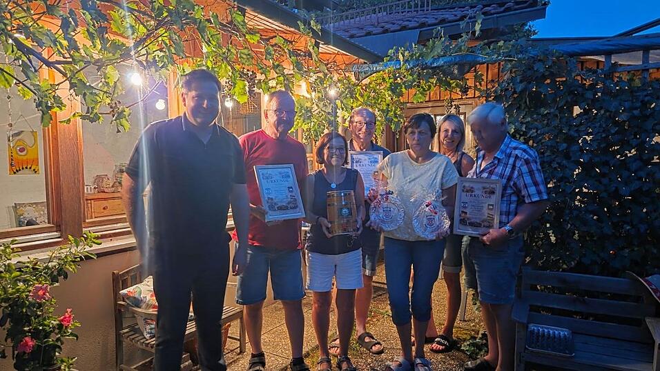 B&uuml;rgermeister Anderas Eckl (v.l.) ehrte die langj&auml;hrigen Urlaubsg&auml;ste mit Urkunden: Sepp und Christl Gruber, Klaus M&uuml;hlbauer, Maria Peinthor, Elisabeth M&uuml;hlbauer und Sepp Peinthor.