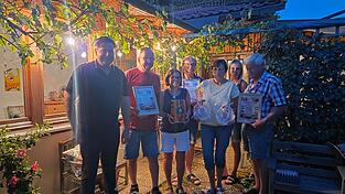 B&uuml;rgermeister Anderas Eckl (v.l.) ehrte die langj&auml;hrigen Urlaubsg&auml;ste mit Urkunden: Sepp und Christl Gruber, Klaus M&uuml;hlbauer, Maria Peinthor, Elisabeth M&uuml;hlbauer und Sepp Peinthor.