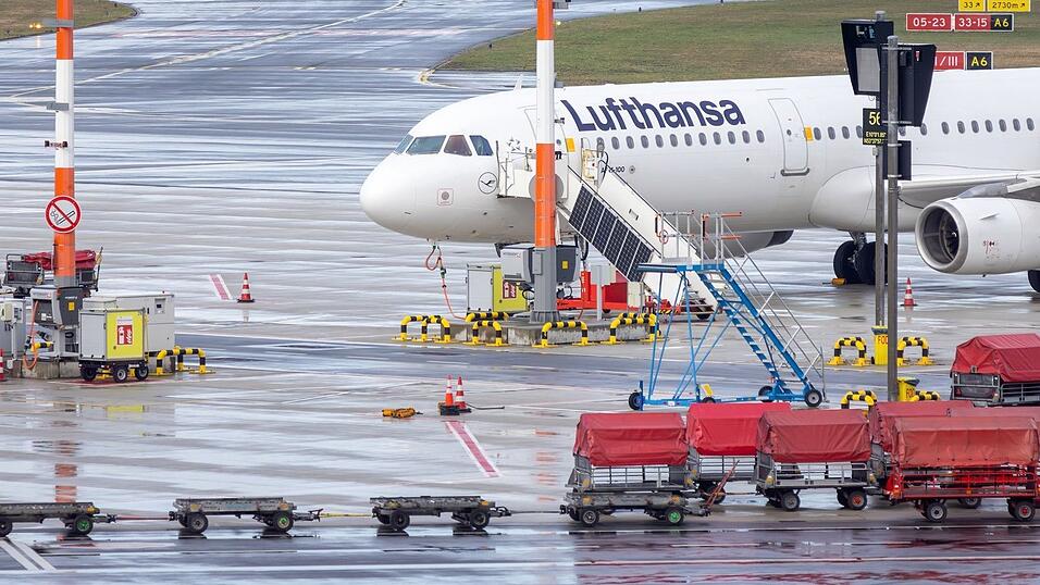 Erst kürzlich kam es wegen Streiks des Kabinenpersonals zu zahlreichen Flugausfällen bei Deutschlands größter Airline. (Archivbild) Erst kürzlich kam es wegen Streiks des Kabinenpersonals zu zahlreichen Flugausfällen bei Deutschlands größter Airline. (Archivbild)