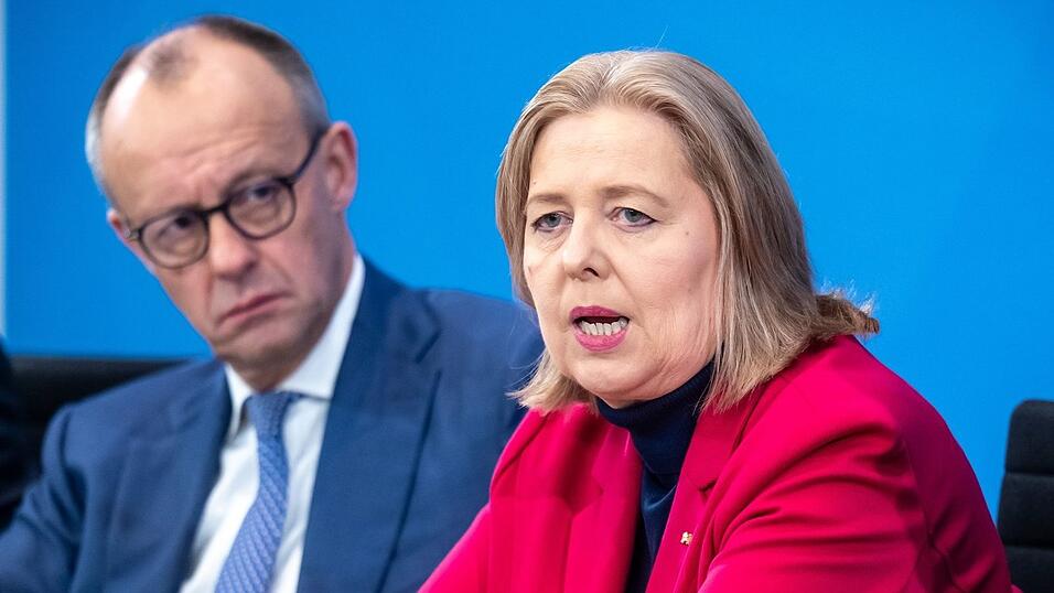 Kanzler Merz und Arbeitsministerin Bas bekommen am Dienstag den Rentenbericht. Kanzler Merz und Arbeitsministerin Bas bekommen am Dienstag den Rentenbericht.