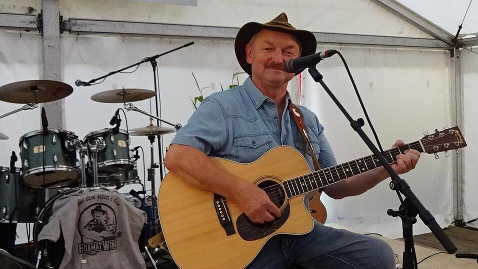 'H&auml;nsn' pr&auml;sentiert die Lieder im Country-Stil aus seiner neuen CD.