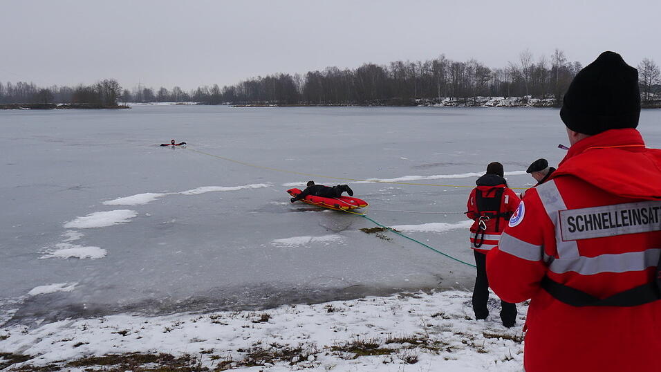 Regelm&auml;&szlig;ig, wie hier zu sehen, trainiert die Wasserwacht im Landkreis Straubing-Bogen die Eisrettung. Bei der Bergung von eingebrochenen Menschen - oder Wildtieren - aus eiskaltem Wasser kommt der einer Luftmatratze &auml;hnelnde Eisrettungsschlitten zum Einsatz. Dieser ist leicht zu transportieren und von den Helfern mit Druckluft blitzschnell aufgeblasen.