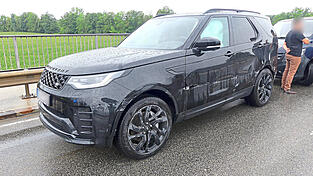 Der Land Rover kam auf der Donaubrücke bei Donaustauf ins Schleudern.