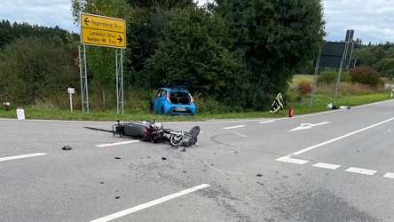 Der blaue Wagen hat wohl das vorfahrtsberechtigte Motorrad übersehen und so den Unfall verursacht. 