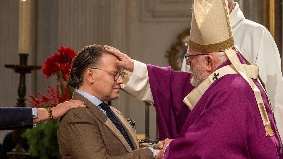 Als einer von mehr als 50 Firmlingen ließ sich Hilko Denekas von Erzbischof Kardinal Reinhard Marx in der Münchner Kirche St. Michael firmen. Als einer von mehr als 50 Firmlingen ließ sich Hilko Denekas von Erzbischof Kardinal Reinhard Marx in der Münchner Kirche St. Michael firmen.