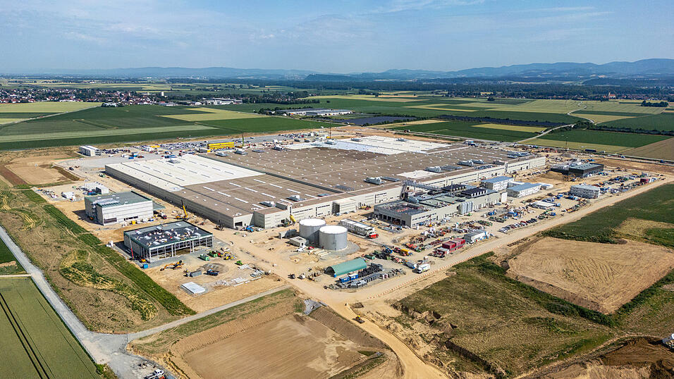 Im BMW-Werk Irlbach-Straßkirchen (Kreis Straubing-Bogen) findet ab Oktober die Montage von Hochvoltbatterien statt. Im BMW-Werk Irlbach-Straßkirchen (Kreis Straubing-Bogen) findet ab Oktober die Montage von Hochvoltbatterien statt.