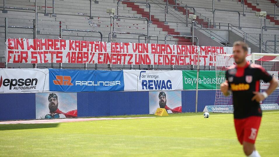 Mit diesem Banner würdigten die Jahn-Fans, auch ohne anwesend zu sein, die Verdienste des scheidenden Kapitäns Marco Grüttner (im Vordergrund). (Foto: imago) Mit diesem Banner würdigten die Jahn-Fans, auch ohne anwesend zu sein, die Verdienste des scheidenden Kapitäns Marco Grüttner (im Vordergrund). (Foto: imago)