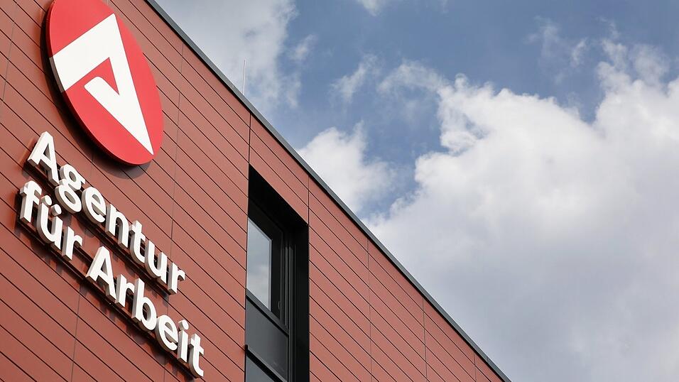 Die Arbeitslosenquote sinkt um 5,4 Prozent. Das teilte die Bundesagentur für Arbeit mit. (Symbolbild) Die Arbeitslosenquote sinkt um 5,4 Prozent. Das teilte die Bundesagentur für Arbeit mit. (Symbolbild)