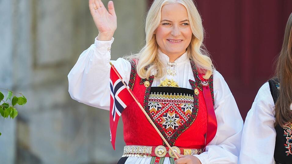 Über mehrere Jahre soll Kronprinzessin Mette-Marit Kontakt zu Epstein gehabt haben. Über mehrere Jahre soll Kronprinzessin Mette-Marit Kontakt zu Epstein gehabt haben.