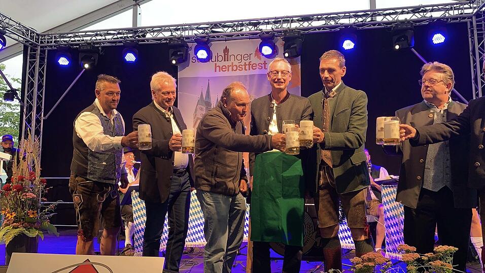 Mit mehreren Schlägen auf den Zapfhahn eröffnete Oberbürgermeister Markus Pannermayr das Herbstfest am Abend offiziell.