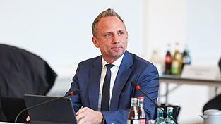 Umweltminister Thorsten Glauber (Freie Wähler) sieht den Hochwasserschutz in Bayern künftig besser aufgestellt. Umweltminister Thorsten Glauber (Freie Wähler) sieht den Hochwasserschutz in Bayern künftig besser aufgestellt.