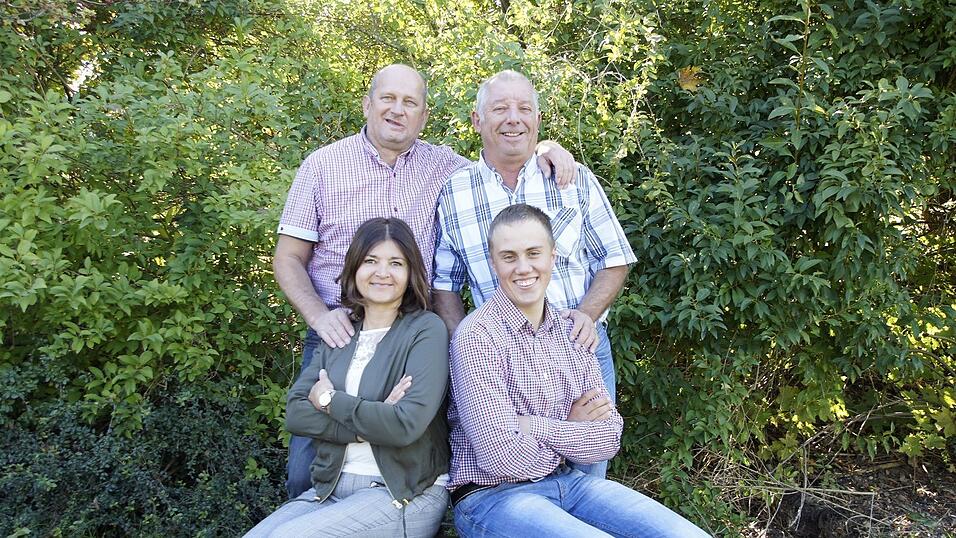 Mit den besten Lehrmeistern - Sepp Fink (hinten, links) und Lois Maierhofer - ausgestattet, starten Martina Meindl und Felix Goldbrunner (vorne, rechts) ihre Theaterkarrieren. Mit den besten Lehrmeistern - Sepp Fink (hinten, links) und Lois Maierhofer - ausgestattet, starten Martina Meindl und Felix Goldbrunner (vorne, rechts) ihre Theaterkarrieren.