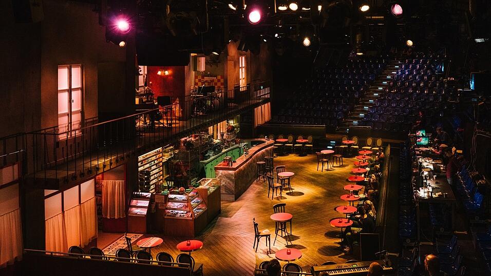 Die Bühne: Der Zuschauer ist ins 'Café des 2 Moulins' eingeladen. Darüber liegt Amélie Poulains kleine Wohnung, wo auch die Live-Band spielt. Die Bühne: Der Zuschauer ist ins 'Café des 2 Moulins' eingeladen. Darüber liegt Amélie Poulains kleine Wohnung, wo auch die Live-Band spielt.