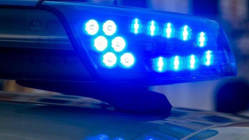 Zwei junge Männer müssen sich nach einer Prügel-Attacke auf einen 25-Jährigen wegen Körperverletzung verantworten. (Symbolbild) Zwei junge Männer müssen sich nach einer Prügel-Attacke auf einen 25-Jährigen wegen Körperverletzung verantworten. (Symbolbild)