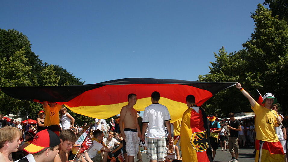 Christian Fertl war am Sonntag auf der Fanmeile in Berlin und erlebte dort das Achtelfinale gegen England auf Gro&szlig;leinwand.