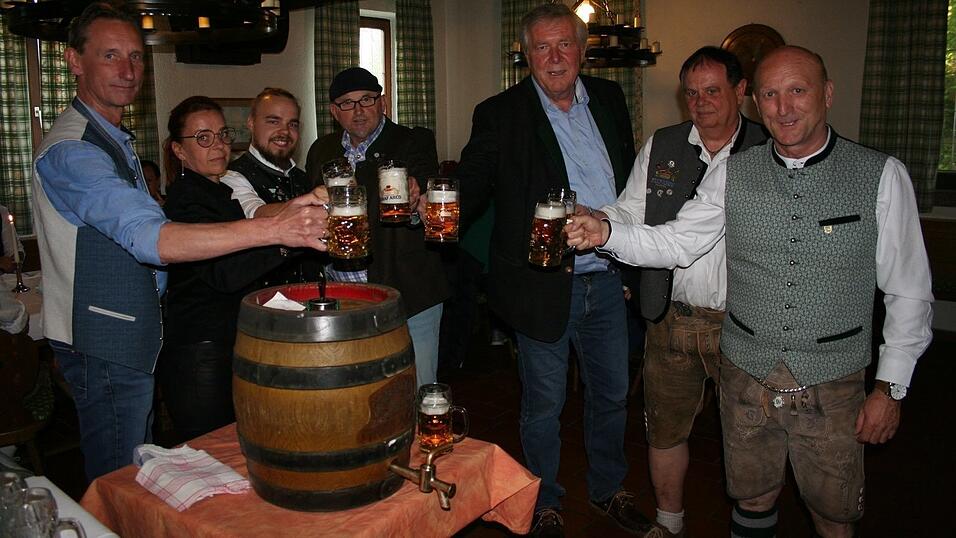 Die Ehrengäste des Abends prosten auf das Volksfest. Die Ehrengäste des Abends prosten auf das Volksfest.