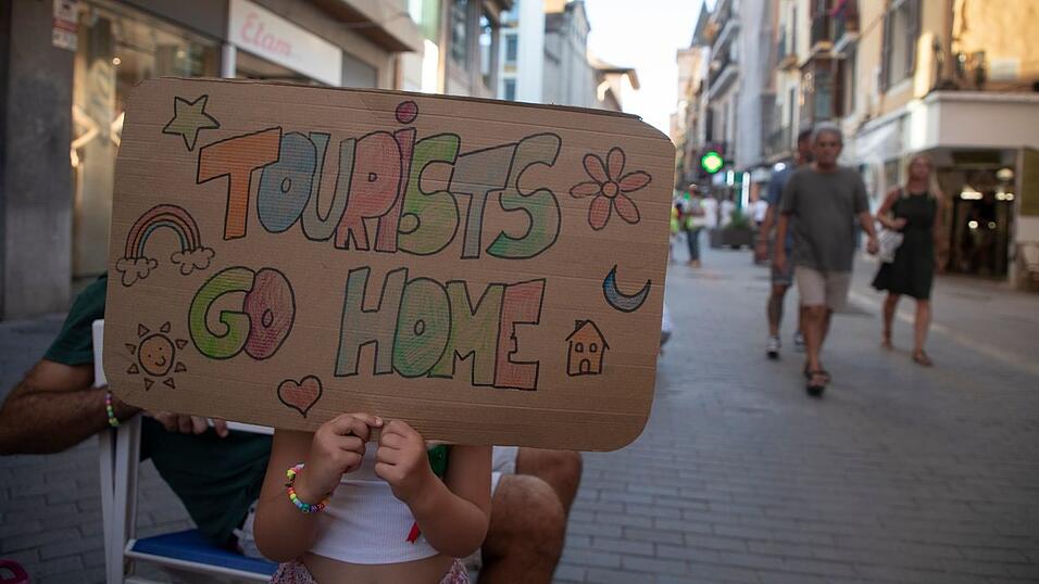 Auch wenn Einheimische «Tourist go home» schilder hochhalten, haben sie nichts gegen Urlauber an sich, sondern demonstrieren gegen die Folgen des Massentourismus für ihr alltägliches Leben: knapper und sehr teurer Wohnraum sowie die Ballung von zu vielen Menschen auf begrenztem Raum. Auch wenn Einheimische «Tourist go home» schilder hochhalten, haben sie nichts gegen Urlauber an sich, sondern demonstrieren gegen die Folgen des Massentourismus für ihr alltägliches Leben: knapper und sehr teurer Wohnraum sowie die Ballung von zu vielen Menschen auf begrenztem Raum.