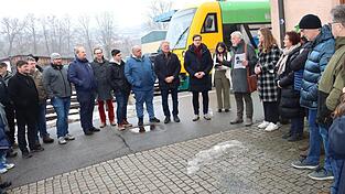 Erste Station der CSU-Landkreistour war der Viechtacher Bahnhof, wo der Vorsitzende des F&ouml;rdervereins f&uuml;r nachhaltige Mobilit&auml;t &bdquo;Go-Vit&ldquo; Wolfgang Schl&uuml;ter (6.v.r.) den langen Weg zum Dauerbetrieb der Bahnstrecke Viechtach - Gotteszell schilderte.