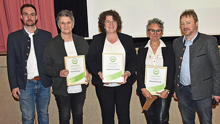 Maschinenring-Vorsitzender Christian Vogl (r.) und Gesch&auml;ftsf&uuml;hrer Matthias Pongratz (l.) zeichneten Barbara Ecker, Karin Oswald und Greta Strobl f&uuml;r langj&auml;hrige Mitarbeit aus.