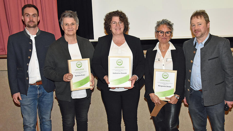 Maschinenring-Vorsitzender Christian Vogl (r.) und Gesch&auml;ftsf&uuml;hrer Matthias Pongratz (l.) zeichneten Barbara Ecker, Karin Oswald und Greta Strobl f&uuml;r langj&auml;hrige Mitarbeit aus.