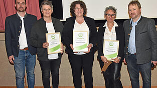 Maschinenring-Vorsitzender Christian Vogl (r.) und Gesch&auml;ftsf&uuml;hrer Matthias Pongratz (l.) zeichneten Barbara Ecker, Karin Oswald und Greta Strobl f&uuml;r langj&auml;hrige Mitarbeit aus.