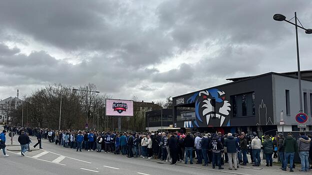 Fans stehen an Fans stehen an