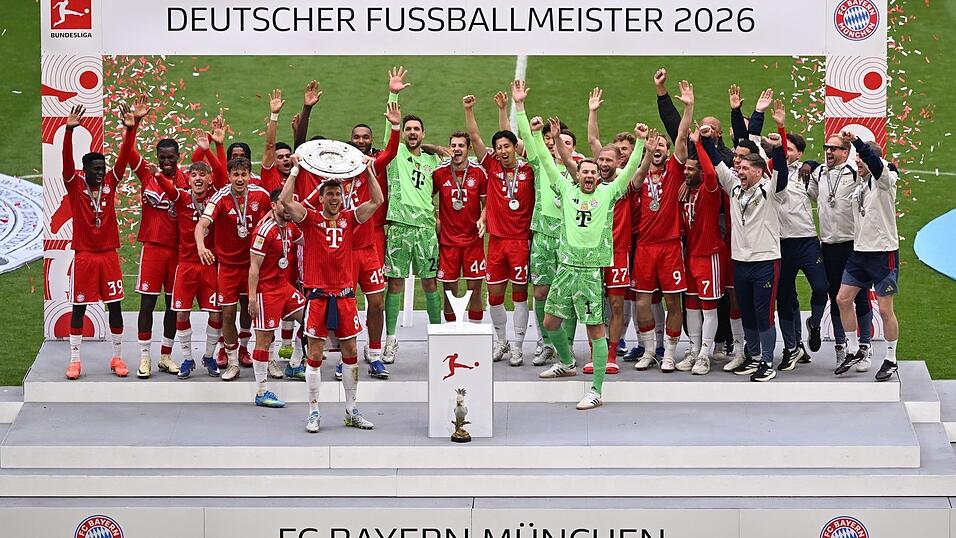 Die Bayern feiern mit der Meisterschale, die Leon Goretzka in Händen hält. Die Bayern feiern mit der Meisterschale, die Leon Goretzka in Händen hält.