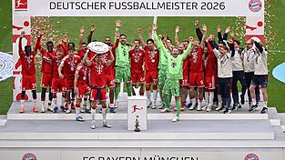 Die Bayern feiern mit der Meisterschale, die Leon Goretzka in Händen hält. Die Bayern feiern mit der Meisterschale, die Leon Goretzka in Händen hält.