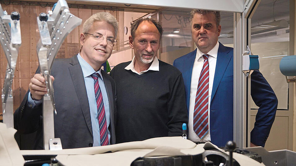 Im Fr&uuml;hjahr 2019 stellte sich die Lage bei Alba MMB noch erfreulicher dar. Das Bild zeigt Dr. Marcus G&ouml;bel, Stephan Boehr und Anton Naue (von links) an einer Leder-Vorfixiervorrichtung f&uuml;r Instrumententafeln.