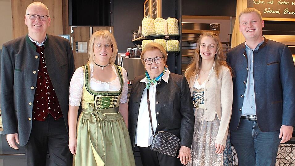 Sie sind Edeka in Katzbach, Schorndorf und bald auch schon in Wilting: Werner Allescher, seine Frau Birgit, Mutter Irmgard (von links) und Sohn Johannes (rechts) mit Freundin Teresa. Sie sind Edeka in Katzbach, Schorndorf und bald auch schon in Wilting: Werner Allescher, seine Frau Birgit, Mutter Irmgard (von links) und Sohn Johannes (rechts) mit Freundin Teresa.