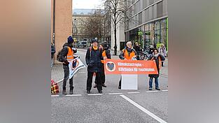 Mitglieder der Letzten Generation bei einem Großprotest im Dezember 2024 am Dachauplatz.