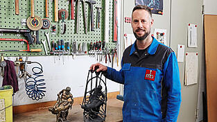 In zwei Ausf&uuml;hrungen zeigt Thomas Bauer sein Meisterst&uuml;ck her. Links die fertige Version und rechts der sogenannte Rohguss mit Stangen, die daf&uuml;r sorgen, dass die Luft aus der Gussform entweichen kann.