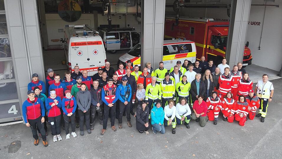 Abschlussfoto: die Teilnehmer an der Großübung in Zwiesel am Feuerwehrhaus. Abschlussfoto: die Teilnehmer an der Großübung in Zwiesel am Feuerwehrhaus.