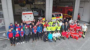 Abschlussfoto: die Teilnehmer an der Großübung in Zwiesel am Feuerwehrhaus. Abschlussfoto: die Teilnehmer an der Großübung in Zwiesel am Feuerwehrhaus.