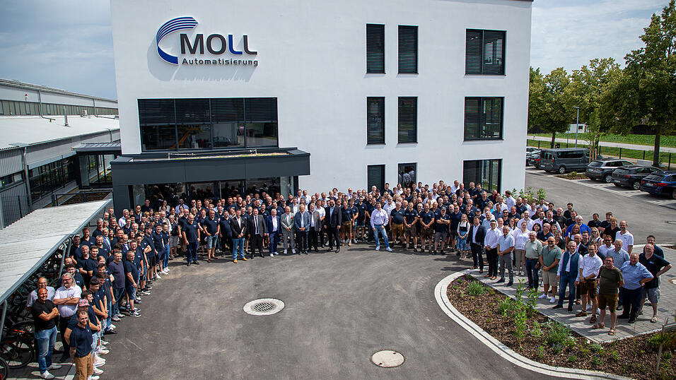 Mitarbeiter und Gäste freuten sich über die Investition bei Moll-Automatisierung.