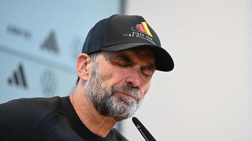 Jürgen Klopp erklärt die Niederlage, verfällt aber nicht in Depression. Jürgen Klopp erklärt die Niederlage, verfällt aber nicht in Depression.