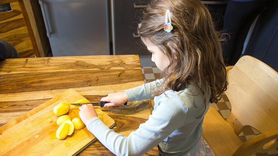 Auch als Sechsj&auml;hrige kann man schon beim Kochen mithelfen.