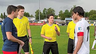 Gewohntes Bild in der Region: Iris Spitaler (Mitte) pfeift als Fußball-Schiedsrichterin die Spiele im Herrenbereich.