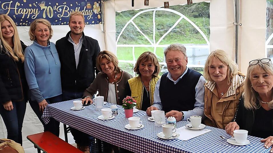 Der Familienmensch Helmut Brunner mit Tochter Christina (v.l.), Ehefrau Diana, Sohn Josef, und den Schwestern Christine Brunner-Ernst, Brigitte Brunner, Monika Strobl und Maria Hämmerle (nicht auf dem Bild Bruder Josef Brunner). Der Familienmensch Helmut Brunner mit Tochter Christina (v.l.), Ehefrau Diana, Sohn Josef, und den Schwestern Christine Brunner-Ernst, Brigitte Brunner, Monika Strobl und Maria Hämmerle (nicht auf dem Bild Bruder Josef Brunner).