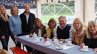 Der Familienmensch Helmut Brunner mit Tochter Christina (v.l.), Ehefrau Diana, Sohn Josef, und den Schwestern Christine Brunner-Ernst, Brigitte Brunner, Monika Strobl und Maria Hämmerle (nicht auf dem Bild Bruder Josef Brunner).