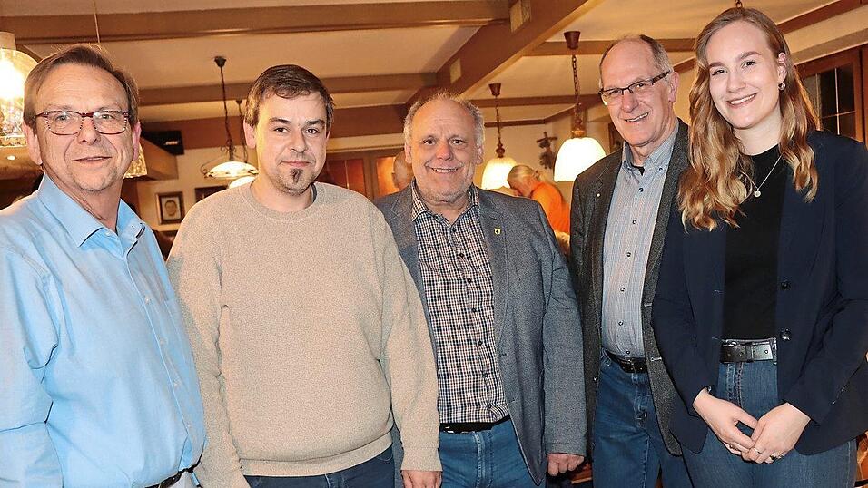 Die neugew&auml;hlte CSU-Ortsvorstandschaft mit der Ortsvorsitzenden Agnes Br&uuml;cklmayer (v.r.), den drei Stellvertretern Dr. Stefan Br&uuml;cklmayer, Alois Pinzl und Roland Brunner-Ernst, sowie B&uuml;rgermeister Franz Wittmann.