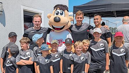 Der Liebling der Einlaufkinder war das Maskottchen „Jahni“ des SSV Jahn Regensburg.