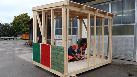 Die Buden werden derzeit am Bauhof montiert; an diesem Modell sind auch die Farbmuster zu sehen: Rot wie bisher, bei der neuen Farbe Grün standen zwei Farbtöne zur Auswahl, die Entscheidung fiel auf das hellere Moosgrün.