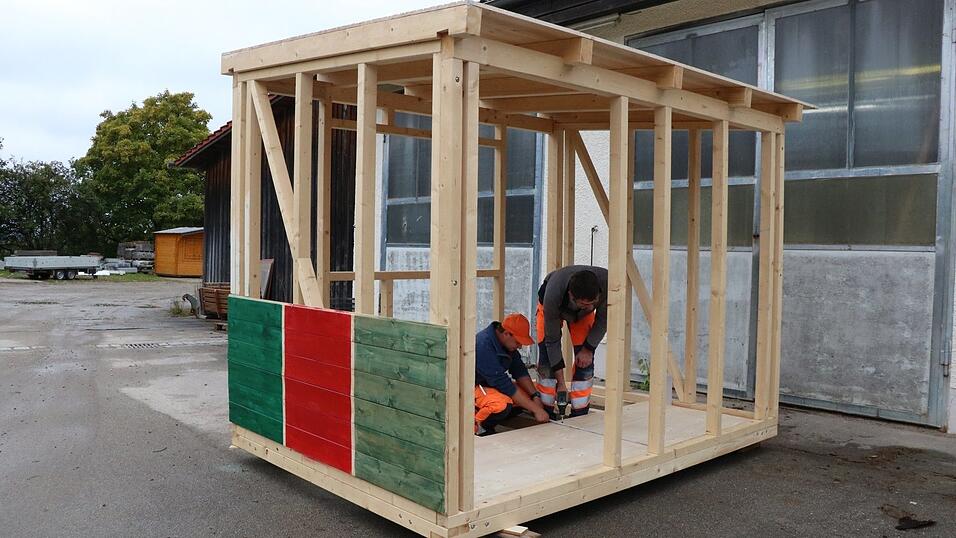 Die Buden werden derzeit am Bauhof montiert; an diesem Modell sind auch die Farbmuster zu sehen: Rot wie bisher, bei der neuen Farbe Grün standen zwei Farbtöne zur Auswahl, die Entscheidung fiel auf das hellere Moosgrün.