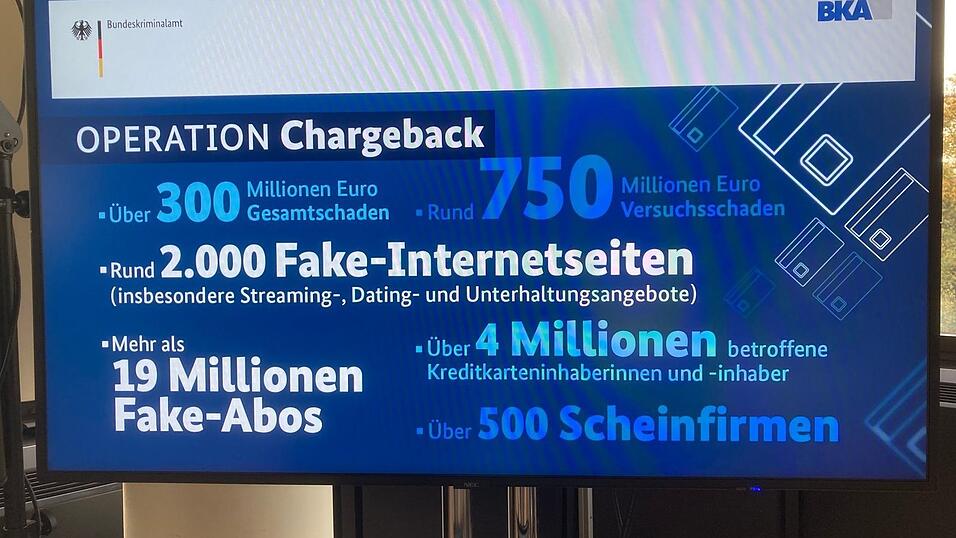 Informationen zu 'Operation Chargeback' sind im Rahmen einer Pressekonferenz beim BKA auf einem Bildschirm zu sehen.