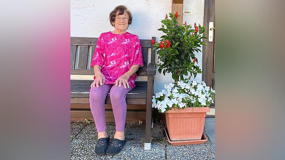 Maria Frankl auf der Bank vor ihrem Haus in Rattiszell
